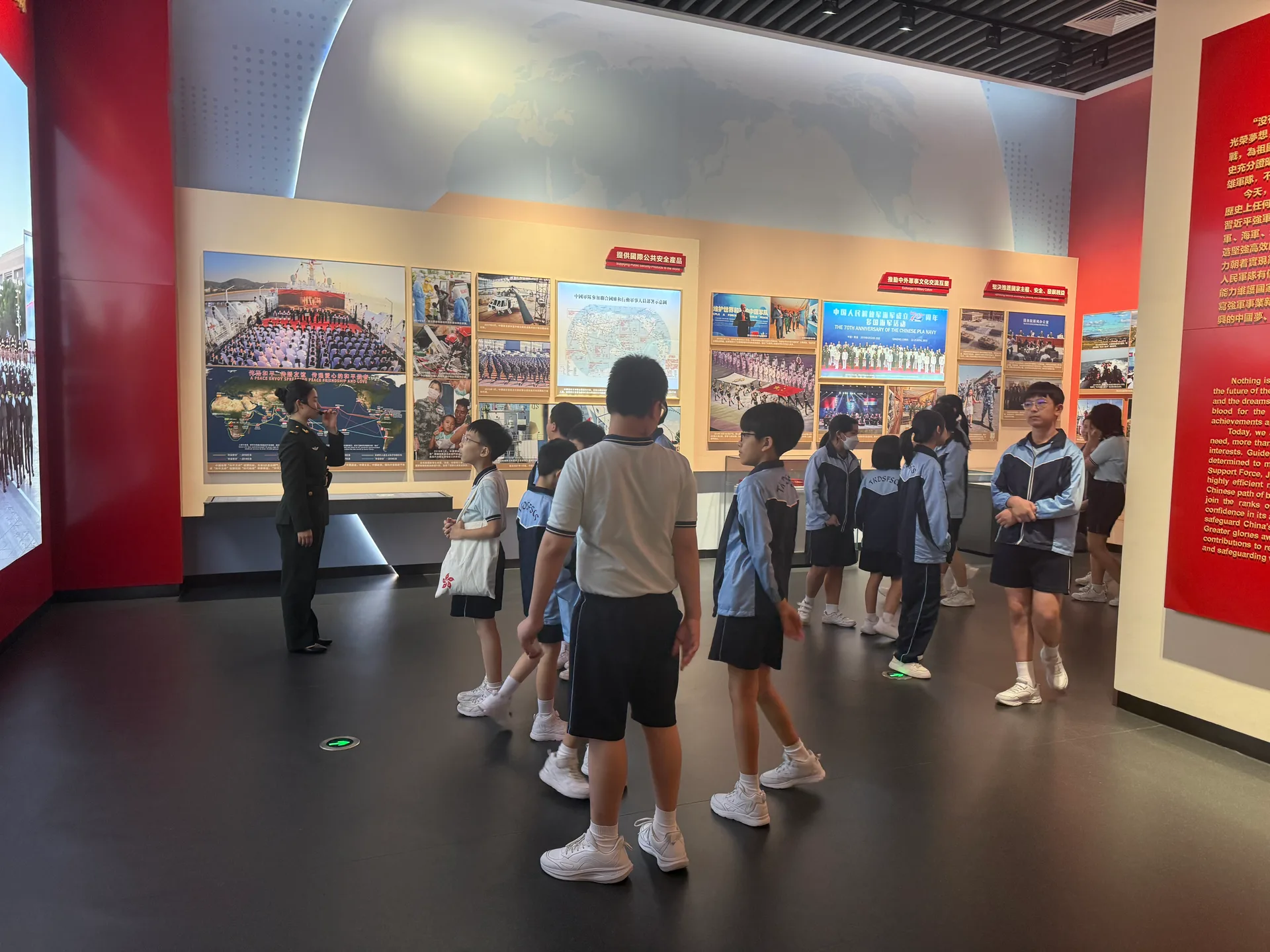 小學生參觀軍營展覽中心 相片 4
