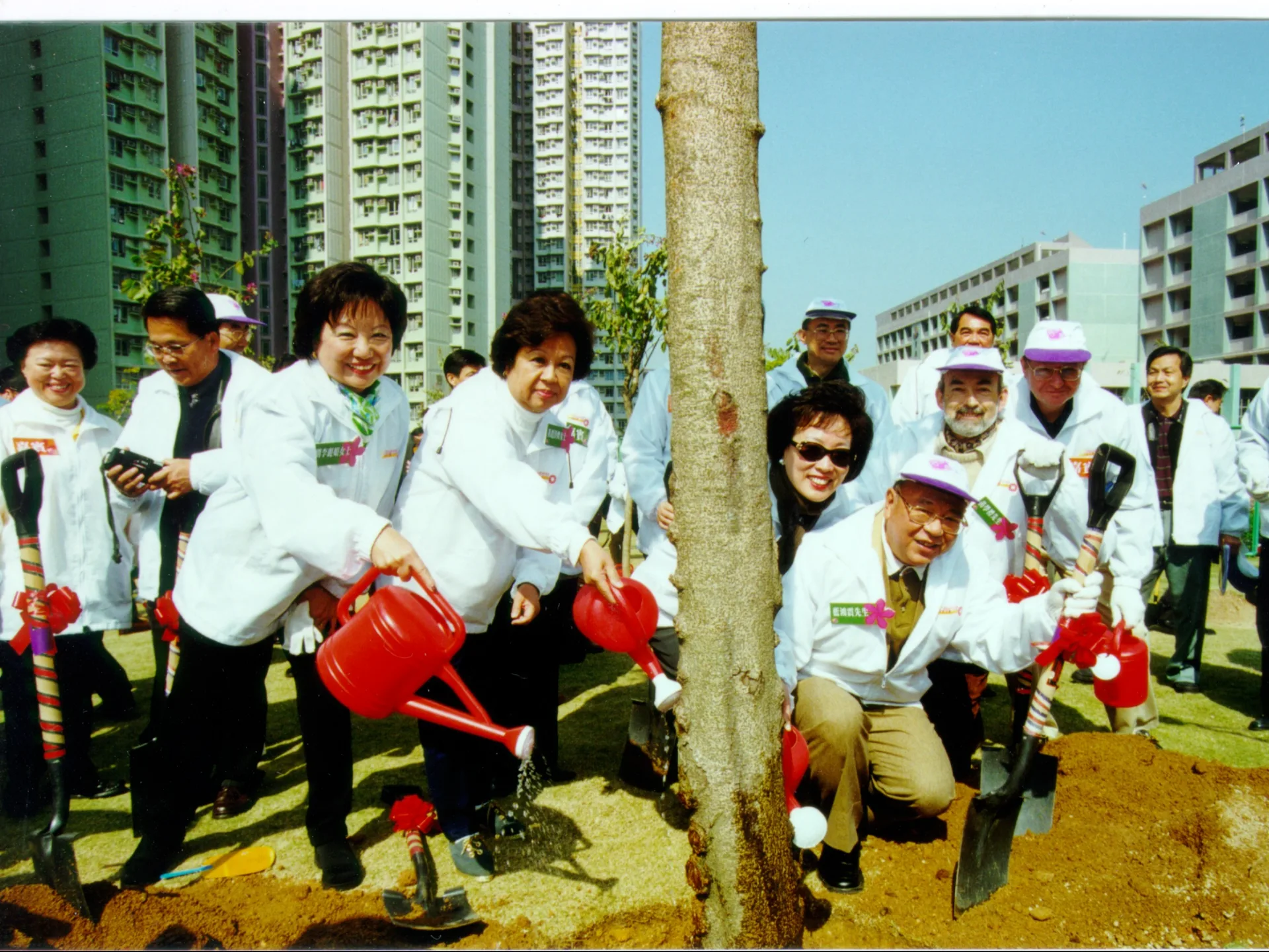 在全港各區建立洋紫荊園